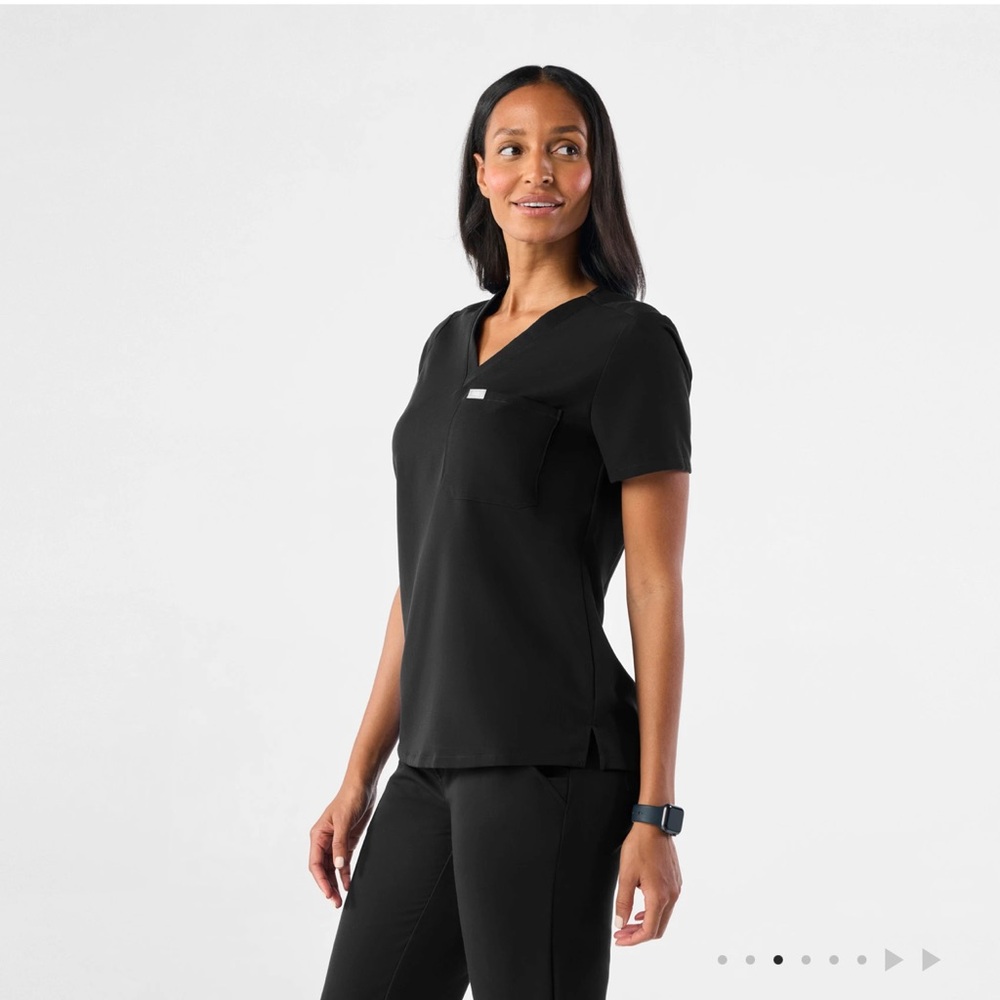 Figs black scrub set (joggers vneck)